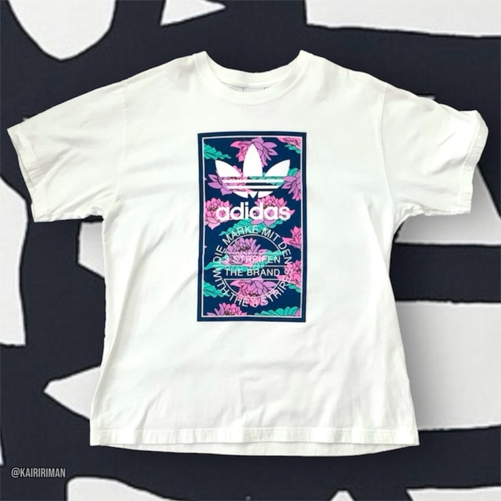 Adidas Die Market Mit Den 3 Streifen The Brand With Three Stripes Shirt